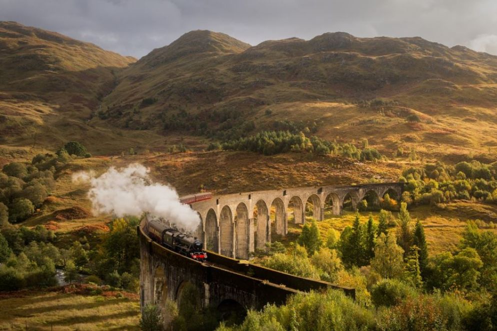 Il viadotto di Gelnfinnan attraversato dal treno a vapore che unisce Fort William a Mallaig e che ha ispirato l'Hogwarts Express nei film di Harry Potter