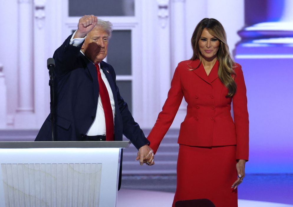 Si sono tenuti per mano, si sono scambiati timidi baci sulla guancia, ma è sempre molto formale il rapporto tra Melania e Donald