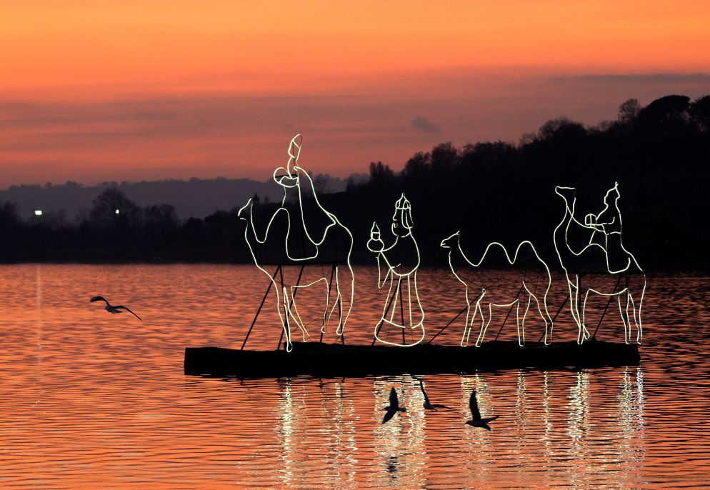 Lo spettacolo del Presepe sul lago di Pusiano, in Lombardia.