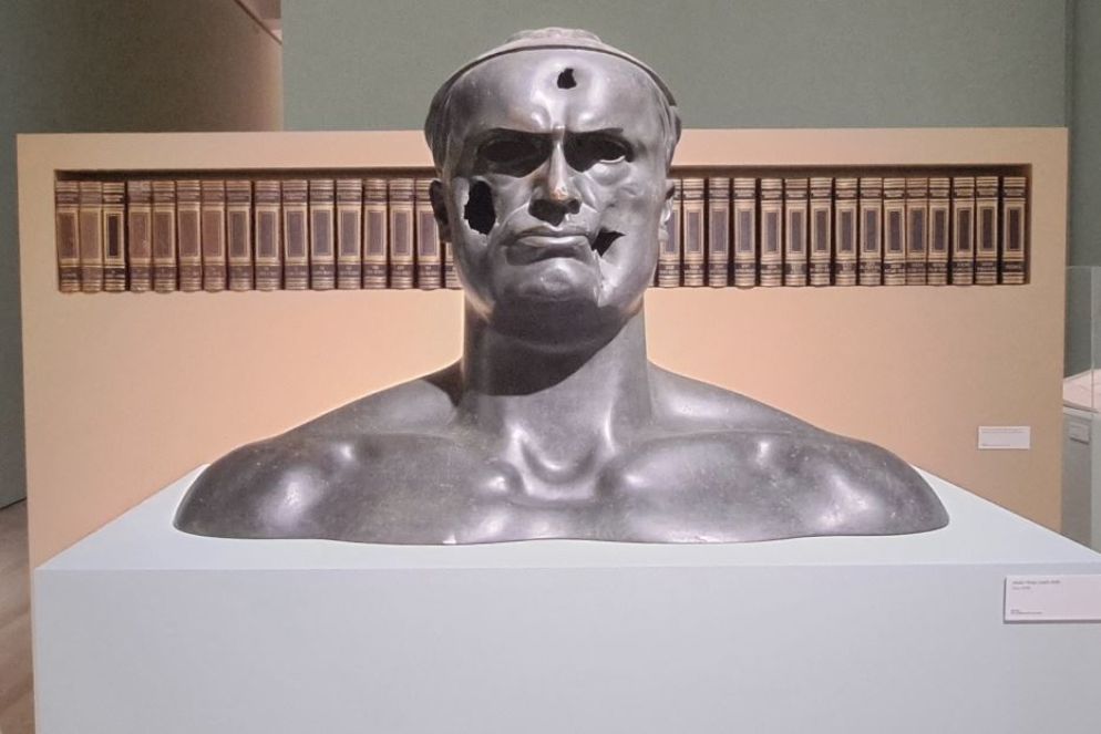 Adolfo Wildt, “Dux”, 1923, collezione privata; sullo sfondo, l’Enciclopedia Treccani