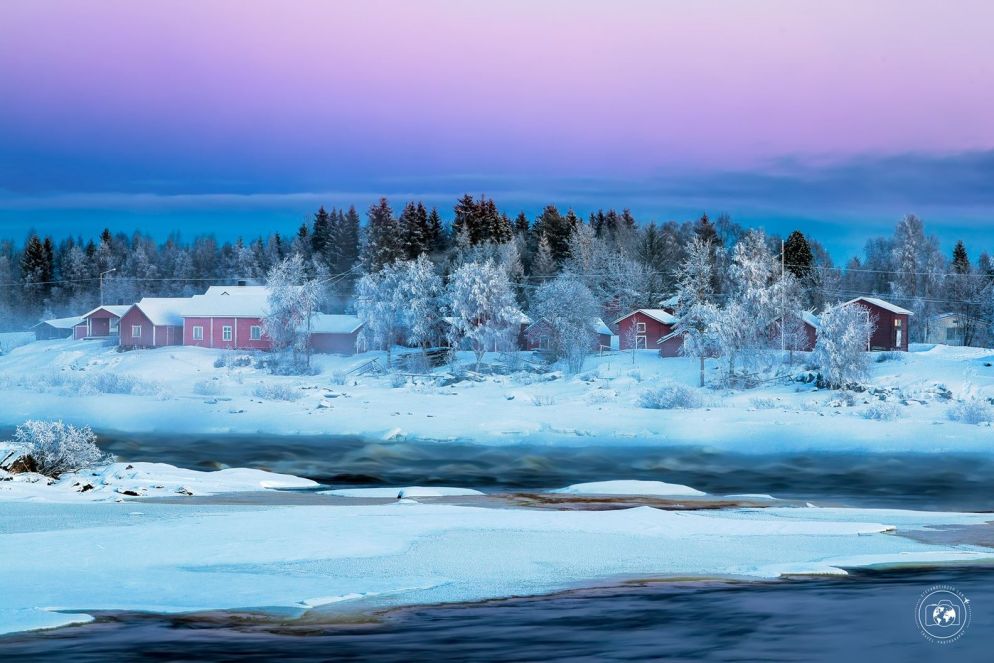 I colori del cielo nell'inverno in Lapponia, lungo il confine tra Svezia e Finlandia