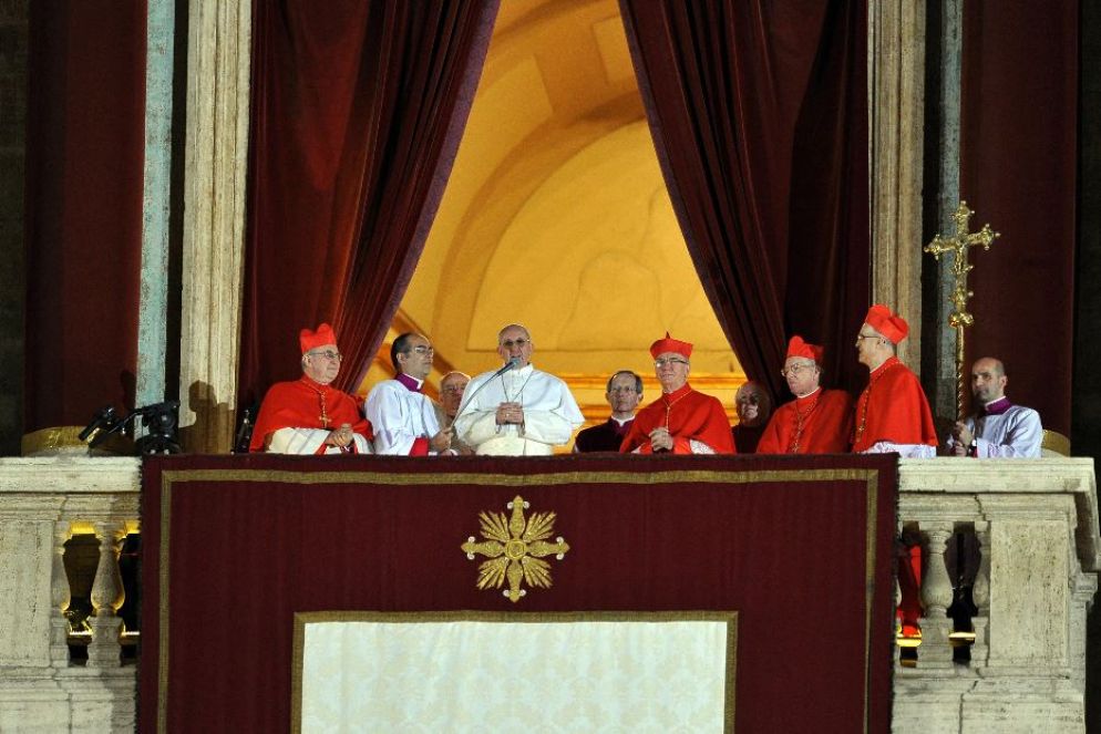 13 marzo 2013: “Vengo dalla fine del mondo”. Papa Francesco, appena letto, si presenta dalla Loggia centrale della Basilica Vaticana