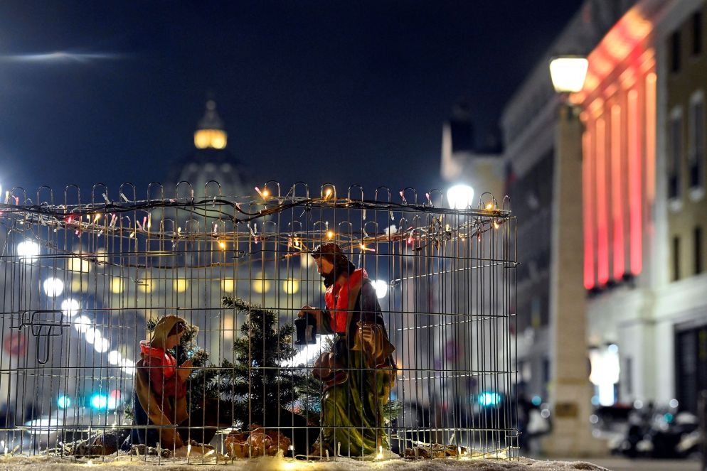 Un'opera creata dallo street artist Harry Greb è visibile accanto alla Basilica di San Pietro. L'installazione denominata "Notte Santa" (Benvenuti in Europa) mostra le statuine del presepe con i salvagenti e vuole rappresentare attraverso il simbolismo della Natività, le difficoltà e la drammatica realtà di migranti, rifugiati, richiedenti asilo e tutti quegli esseri umani che fuggono da situazioni di pericolo di vita in cerca di diritti, speranza e solidarietà