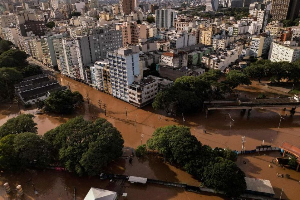 Veduta aerea di un'area allagata di Porto Alegre