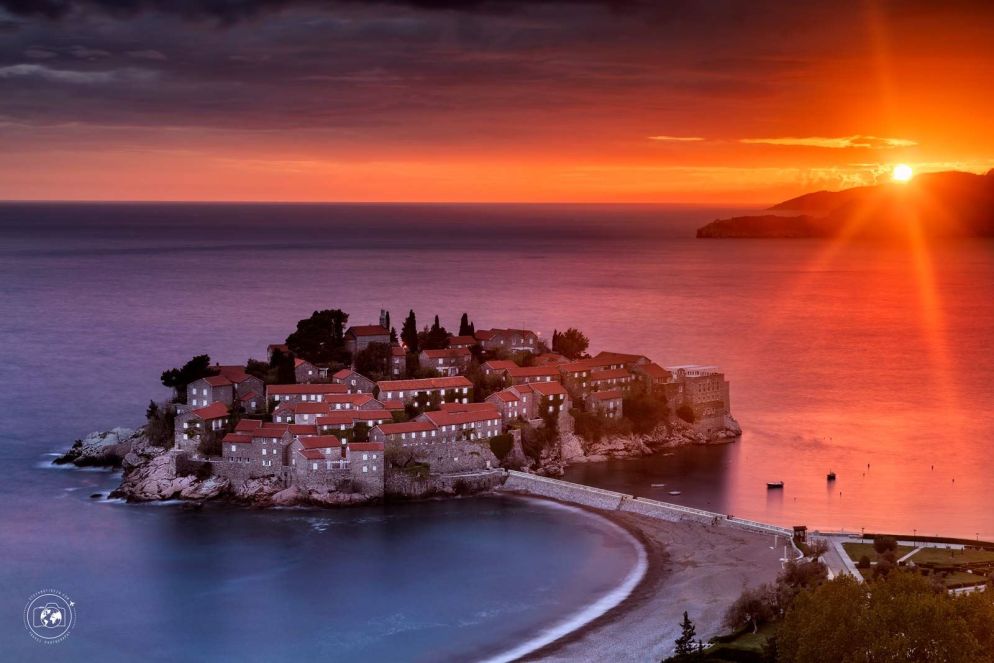 L'Isola di Sveti-Stefan al tramonto