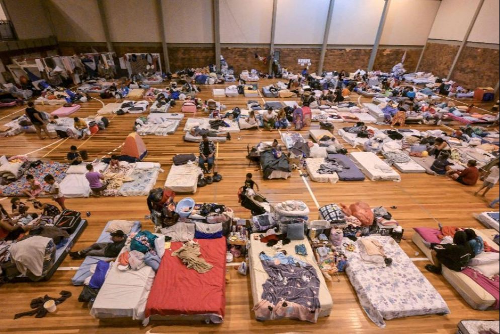 Le vittime dell'alluvione si rifugiano presso il Centro statale di formazione sportiva (CETE) nel quartiere Menino Deus di Porto Alegre