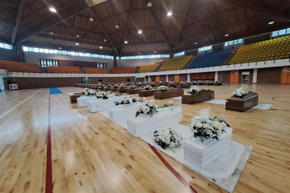 Il naufragio di Cutro, in Calabria. Nella notte tra il 25 e il 26 febbraio 94 persone persero la vita in mare, tra loro anche bambini. Le bare dei cadaveri recuperati sono allineate nel Palamilone. Il barcone era stato avvistato, la situazione meteomarittima era difficile, ma i soccorsi non sono mai partiti. La magistratura dovrà fare chiarezza. Tra i morti anche uomini e donne afghani che a Kabul avevano collaborato con gli eserciti dell'Occidente, quell'Occidente che poi li ha poi abbandonati al loro destino e non ha voluto nemmeno dare loro una seconda patria.