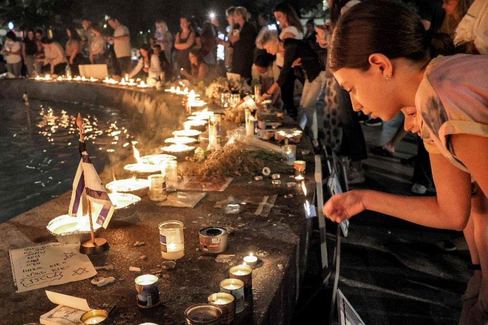 Candele nella piazza Dizengoff, nel centro di Tel Aviv per ricordare gli ostaggi israeliani nella mani di Hamas da un mese