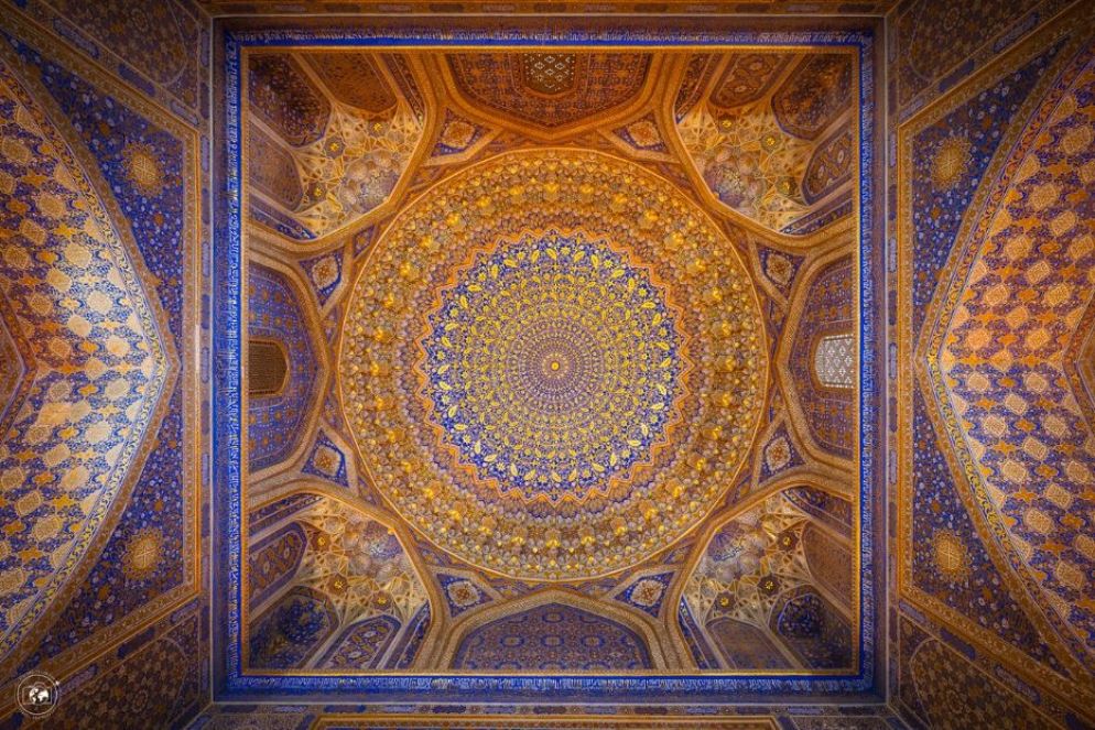Dettaglio delle volta dorata della moschea Tilla-Kari a Samarcanda
