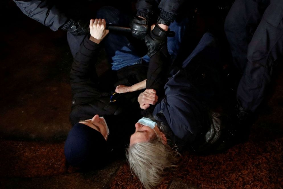 Il presidente ucraino Volodymyr Zelensky saluta le proteste in Russia contro l'"operazione militare speciale" di Vladimir Putin in Ucraina. "Voglio dire a tutti i cittadini della Federazione russa che escono in strada per protestare che li vediamo", dice il presidente ucraino nel suo nuovo messaggio video. "Significa che ci hanno ascoltato - aggiunge - Significa che ci credono. Lottate per noi. Lottate contro la guerra".