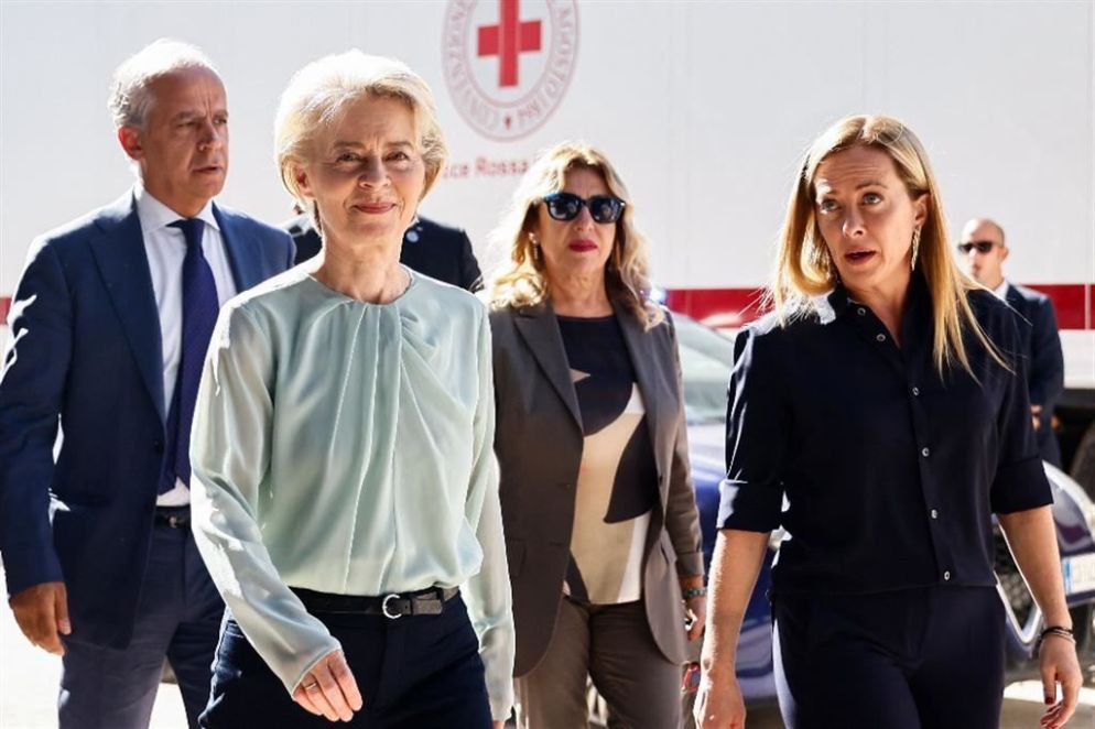 Il 17 settembre visita lampo a Lampedusa della presidente della Commissione Europea, Ursula von der Leyen. Ad attenderla la premier Giorgia Meloni, che incassa un successo politico. L'incontro aprirà un dialogo politico a livello politico europeo che ha portato al recente accordo sui migranti. Un'intesa che rende sempre più difficile essere accolti in Europa per chi fugge da guerre, fame e persecuzioni, e che è stata criticata anche dalla Caritas italiana.