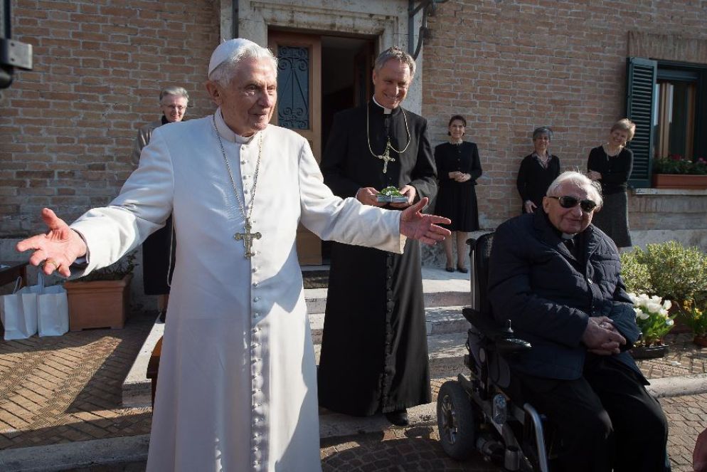 La famiglia d’origine ha significato molto per il giovane Joseph. Cresciuto con il fratello Georg e la sorella Maria, il giovane Joseph ha avuto nei genitori il padre Josef e la madre Maria, i primi educatori e i modelli da seguire. Saranno loro a far crescere e custodire la sua vocazione sacerdotale in un periodo buio per la Germania sotto il giogo nazista e un’imperante ideologia anticristiana. Il legame con il fratello maggiore Georg non è mai venuto meno durante la vita di Joseph Ratzinger. Anche dopo la sua elezione a Pontefice e poi come Papa emerito, sono state molte le occasioni in cui i fratelli Ratzinger hanno trascorso periodi insieme. Georg Ratzinger è morto nel 2020 a Ratisbona.