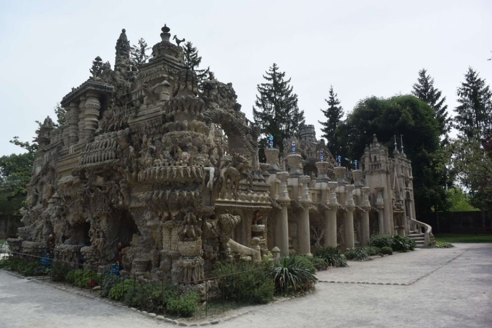 La facciata posteriore - Sulla facciata posteriore del Palazzo ideale, non meno impressionante di quella principale, Othoniel è intervenuto in modo più discreto, innestando in particolare dei pinnacoli blu che suggeriscono a loro volta i momenti in cui, grazie al talento polimorfo di Cheval, l’edificio diveniva una sorta di ‘palazzo-fontana’.