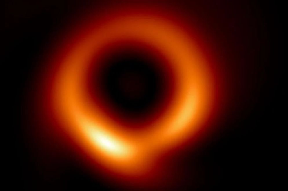 L'intelligenza artificiale "ridisegna" la prima foto di un buco nero. Gli astronomi grazie al sistema di apprendimento automatico PRIMO sono riusciti a rendere molto più nitida la storica immagine del buco nero al centro della galassia M87.