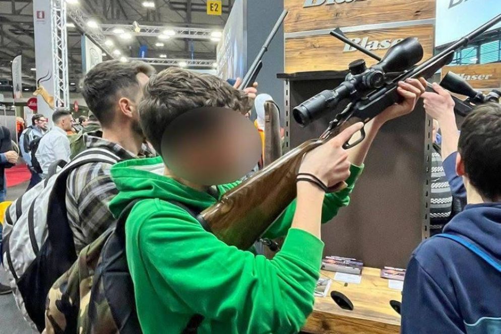 Ragazzini imbracciano le armi