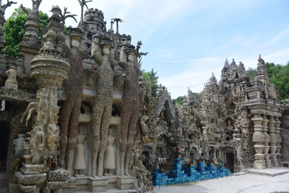 Giganti e fontane  - Jean-Michel Othoniel ha dato al proprio lavoro il titolo "ll sogno dell’acqua". Un riferimento ai primordi del Palazzo ideale, quando il postino Cheval in persona, in occasione delle visite di personalità illustri, azionava dei giochi d’acqua impressionanti. Dopo la morte del perseverante creatore, a seguito dei cantieri di manutenzione dell’edificio, certi canali di scorrimento creati da Cheval sono divenuti inoperanti. Ma Othoniel, che ha lavorato sugli archivi del celebre postino, ha cercato in qualche modo di far rivivere le suggestioni d’acqua che fecero sognare Cheval. Sulla facciata del Palazzo ideale, delle discrete fontane blu in vetro soffiato formano un pendant rispetto ai giganti simili a cariatidi e alle colonne.