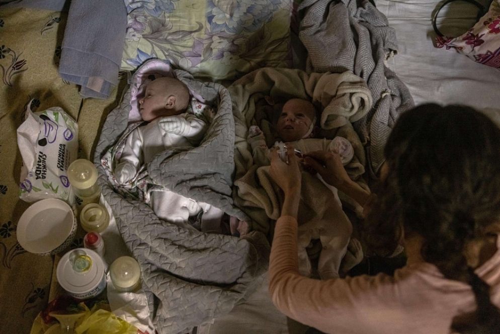 Due bimbe premature. Al momento i medici sono impegnati per cercare di trasferire i piccoli pazienti al centro medico pediatrico specializzato di Leopoli. "Insieme ai loro genitori mi chiedono se il trasferimento è sicuro e io rispondo: 'non lo so. Non so nemmeno se è sicuro uscire. Un attacco è possibile in ogni momento", ha detto ancora la dottoressa Lysytsia.