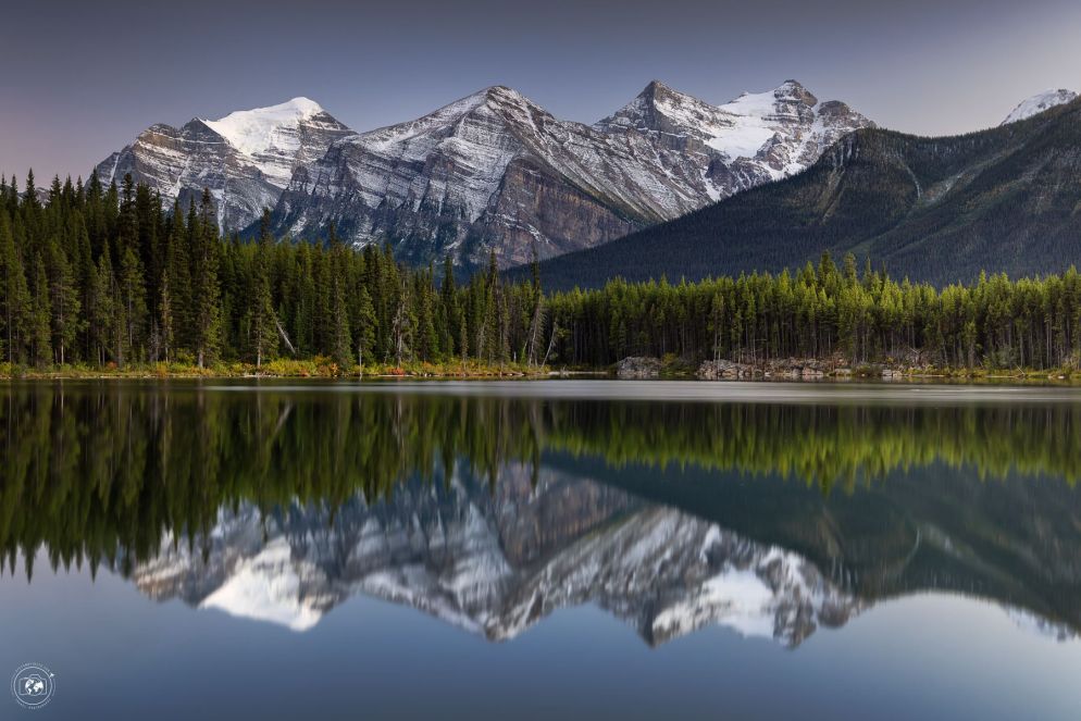 Canada, il riflesso perfetto al tramonto su Herbert Lake