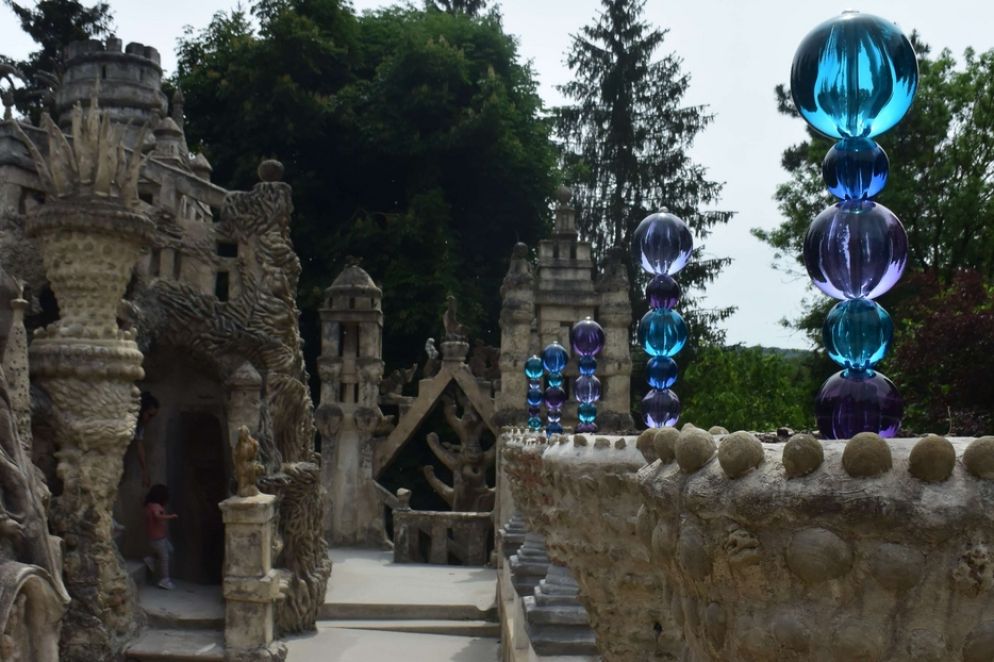 La terrazza - Edificio realizzato da Cheval con materiali e tecniche di costruzione estremamente rudimentali, ovvero attraverso impasti lavorati quasi interamente a mani nude, il Palazzo ideale sorprende nondimeno ancor oggi per la sua eccezionale solidità. Così, i visitatori possono salire fino all’ampia terrazza che sovrasta l’opera. Lo scultore Othoniel si è mostrato anche qui molto sobrio, limitandosi a una successione di pinnacoli per suggerire anche in tal modo il «sogno d’acqua» del postino Cheval.