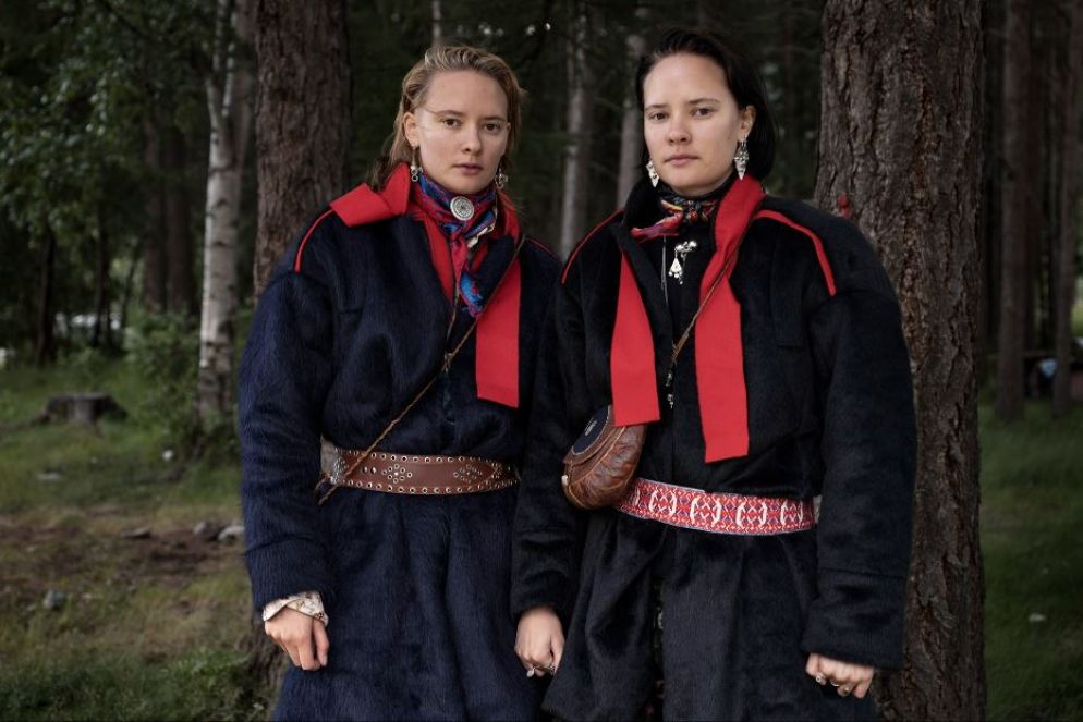 Biret Haarla e Gáddjá Haarla, sorelle, performer e danzatrici, Valle di Manndalen, 2021