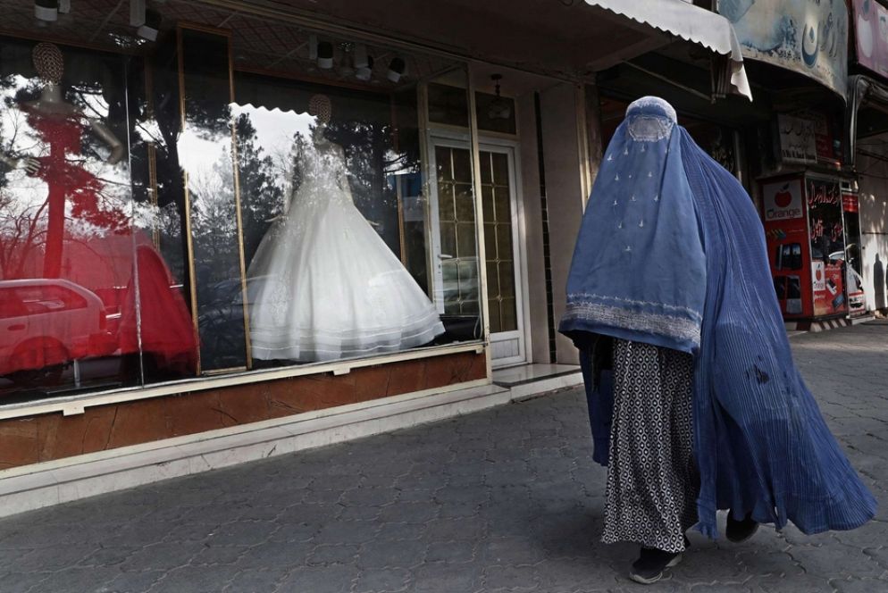 L’abbigliamento corretto per le donne? È il burqa. Oppure altri tipi di vestiti islamici che nascondono completamente il corpo femminile. Lo ha ripetuto il ministro afghano per la "Promozione della Virtù e la prevenzione del Vizio" Mohammad Khalid Hanafi
