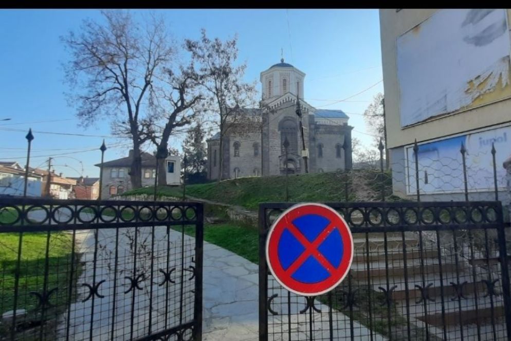 Filo spinato circonda la chiesa ortodossa nella parte albanese di Kosovska Mitrovica
