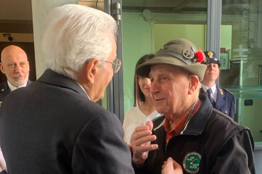 Mattarella saluta Giuseppe Falco, 102 anni. alpino reduce dal fronte russo. Nella sciagurata compagna d'invasione della Russia voluta dal fascismo a fianco della Germania nazista Cuneo vide morire il fiore della sua gioventù
