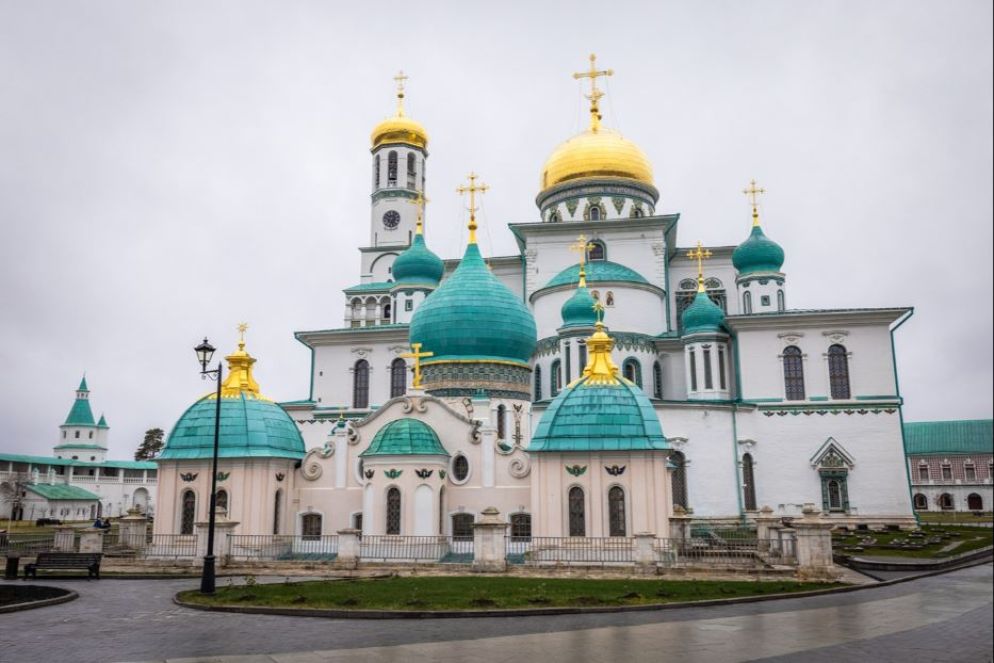 La cattedrale della Resurrezione nel cuore del monastero