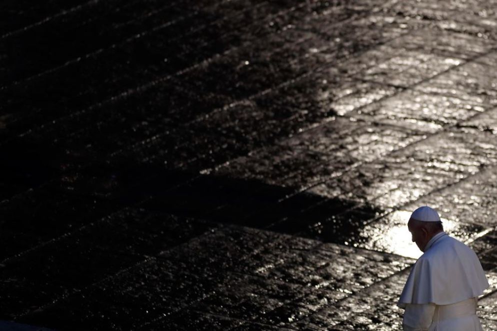27 marzo 2020: la preghiera solitaria di papa Francesco in una piazza San Pietro deserta per invocare la fine della pandemia causata dal Covid-19