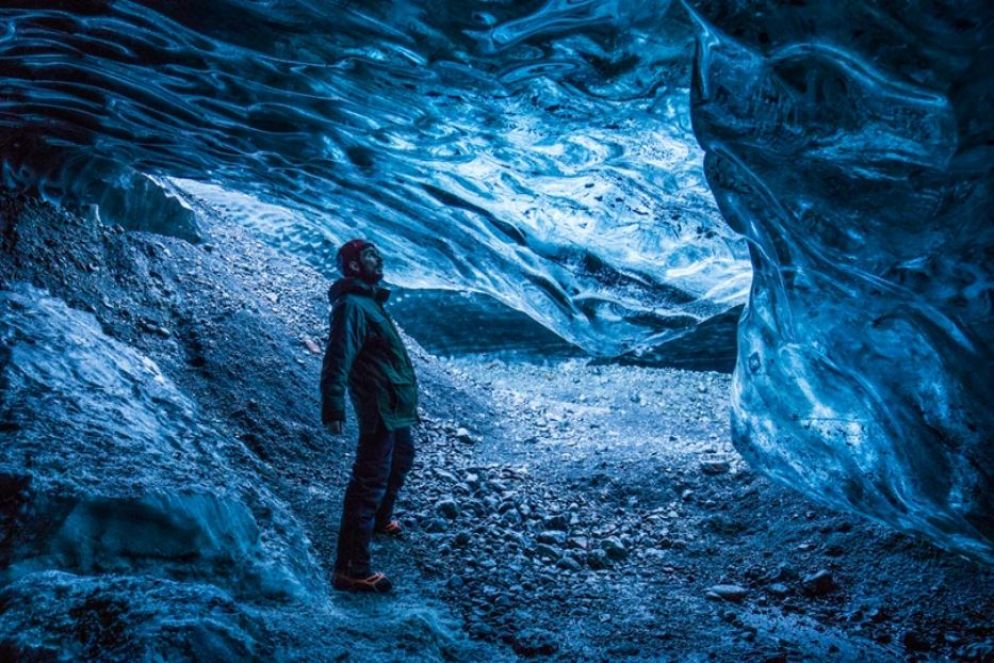 Stefano dentro una grotta nel 2018
