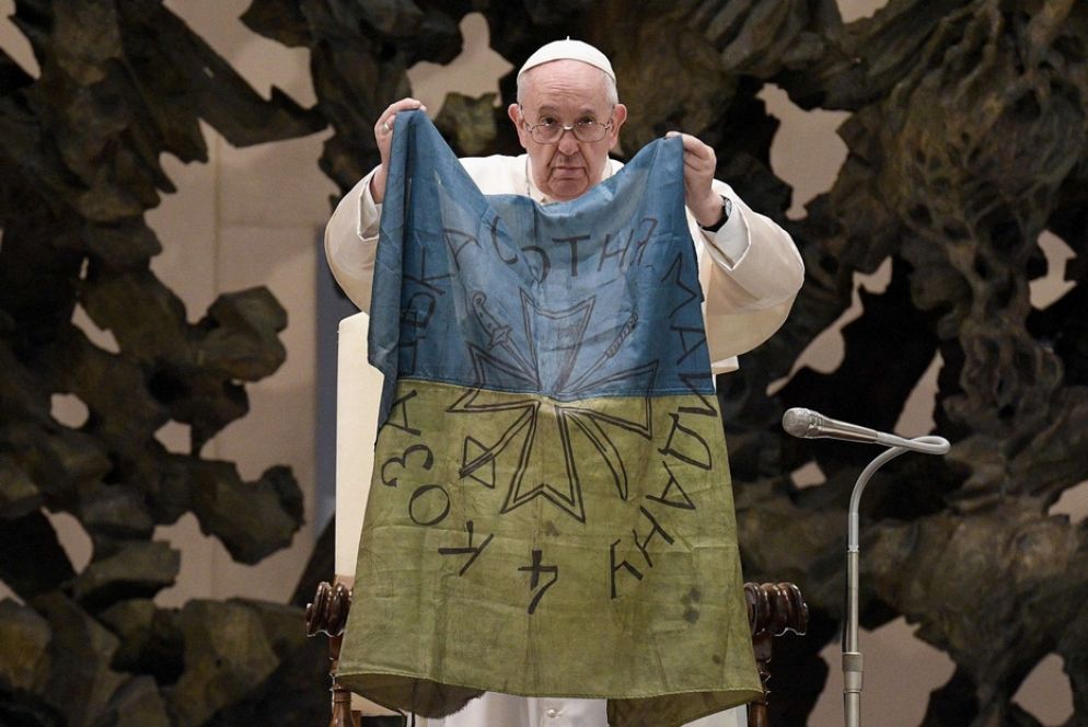 Il Papa all’udienza generale dello scorso 6 aprile si è alzato per mostrare – e baciare – una bandiera ucraina, dai colori sbiaditi. Gliel’hanno portata «dalla città martoriata di Bucha», ha affermato, teatro di un «massacro» con «crudeltà orrende». Ennesimo gesto di Francesco, che ripetutamente dall'inizio della guerra ha invocato la fine del conflitto, chiedendo di smettere «di seminare morte».