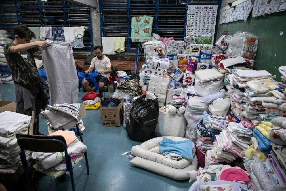 Volontari smistano le donazioni per le vittime delle inondazioni nella scuola pubblica Mane Garrincha, nel quartiere Menino Deus di Porto Alegre