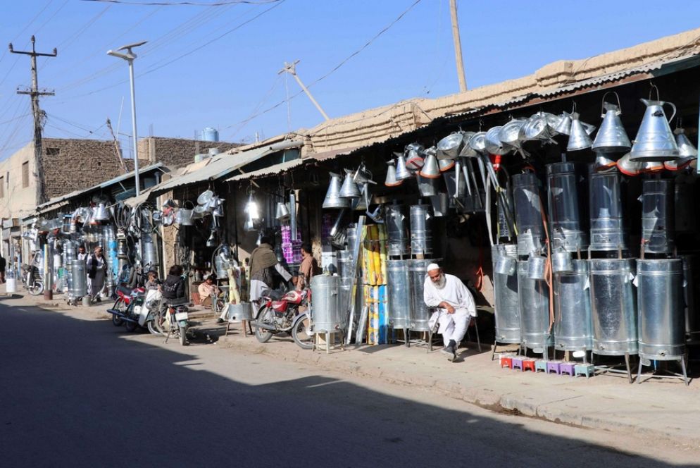 Il Paese sta affondando nella miseria. Ed è atteso da un inverno durissimo, con un forte calo delle temperature. Nella foto, la lunga fila dei venditori di stufe artigiani a Kandahar