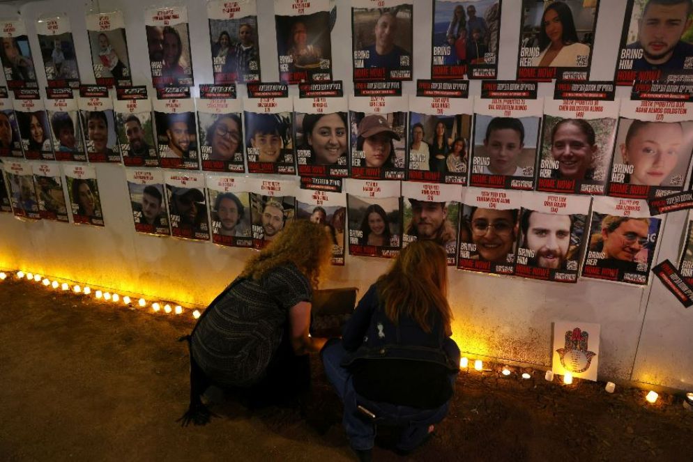 Manifestazione per gli ostaggi israeliani davanti alla Knesset a Gerusalemme a un mese dal tragico attacco di Hamas