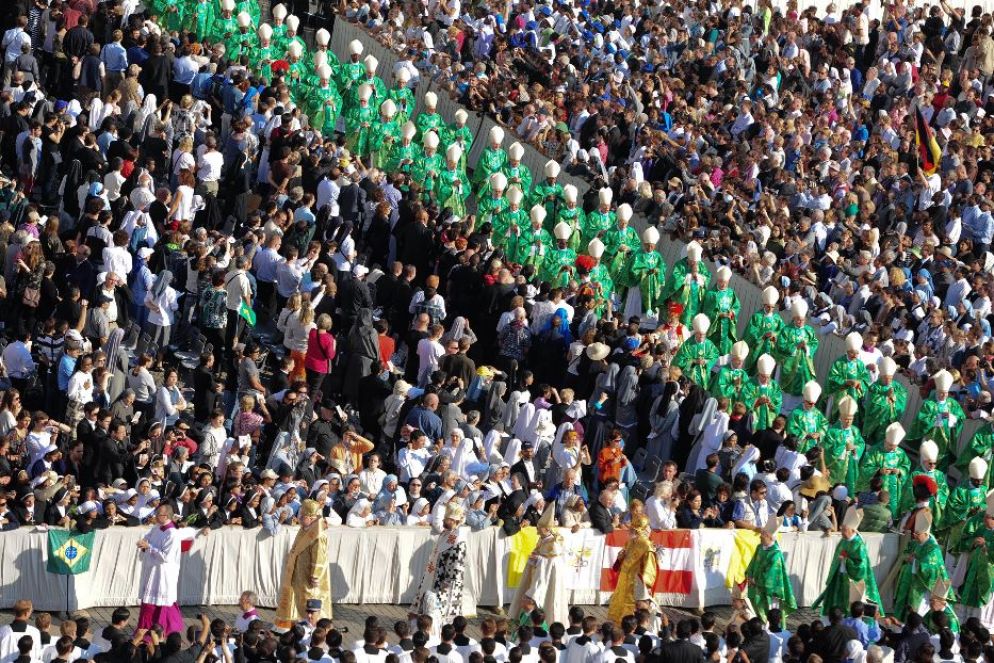 Papa Benedetto XVI ha deciso di indire tre “anni” speciali. Nella fotografia mentre celebra la Messa di apertura dell’Anno della fede l’11 ottobre 2012 a 50 anni esatti dall’apertura del Concilio Vaticano II. “Fu impressionante vedere entrare i vescovi provenienti da tutto il mondo, da tutti i popoli e razze – ricordò Benedetto XVI, che partecipò all’evento come consulente dell’allora arcivescovo di Colonia, il cardinale Josef Frings -: un’immagine della Chiesa di Gesù Cristo che abbraccia tutto il mondo, nella quale i popoli della terra si sanno uniti nella sua pace. Fu un momento di straordinaria attesa. Grandi cose dovevano accadere”. A chiudere questo Anno, però, sarà Francesco il 24 novembre 2013. Dal 28 giugno 2008 al 29 giugno 2009 indisse l’Anno Paolino, in onore dell’Apostolo delle genti e altrettanto significativo fu l’Anno sacerdotale, dal 19 giugno all’11 giugno 2010 in occasione dei 150 anni dalla morte di san Jean-Marie Baptiste Vianney (il curato d’Ars), già patrono dei parroci.