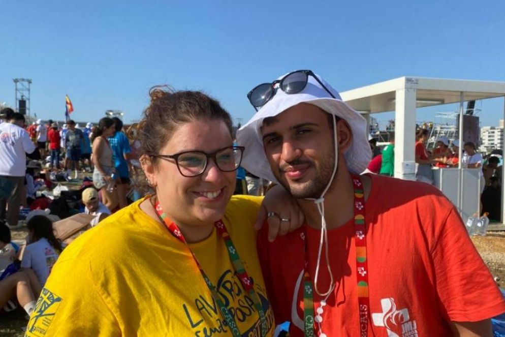 Carmela Picardi, diocesi di Tricarico, provincia di Matera. «Cosa mi ha colpito? Il silenzio della veglia è stato assordante e stupefacente. Un silenzio che stravolge e dà una grande pace nel cuore. Carmela ha 35 anni ed è alla sua terza Gmg: Colonia, Madrid e ora Lisbona, come équipe diocesana. Il ragazzo è Nicola Berardi, 23 anni. A settembre farà il suo ingresso in seminario. «La Gmg rappresenta un passo del mio percorso vocazionale». È della diocesi Tursi-Lagonegro