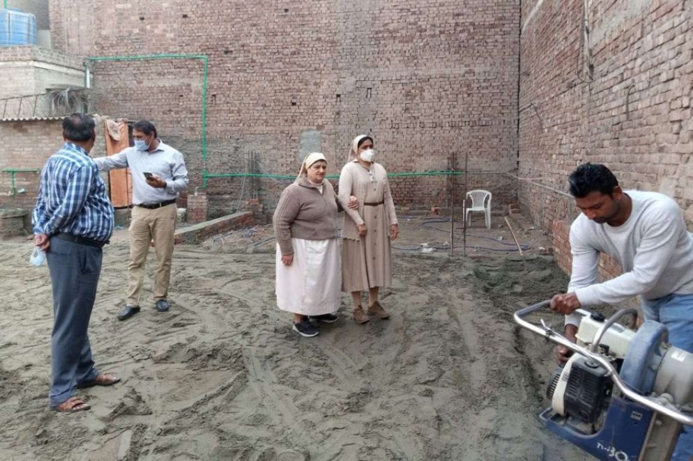 . Pakistan. Nel quartiere di Shahdara, le Suore sono impegnate nella ricostruzione della scuola gravemente danneggiata dalle inondazioni provocate dal fiume Ravi, per permettere condizioni favorevoli che garantiscano il miglioramento della qualità dell’insegnamento.