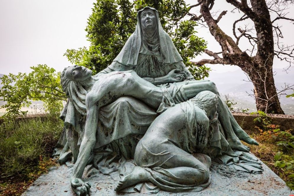 Scultura della pietà all'esterno della grotta di Maria Maddalena