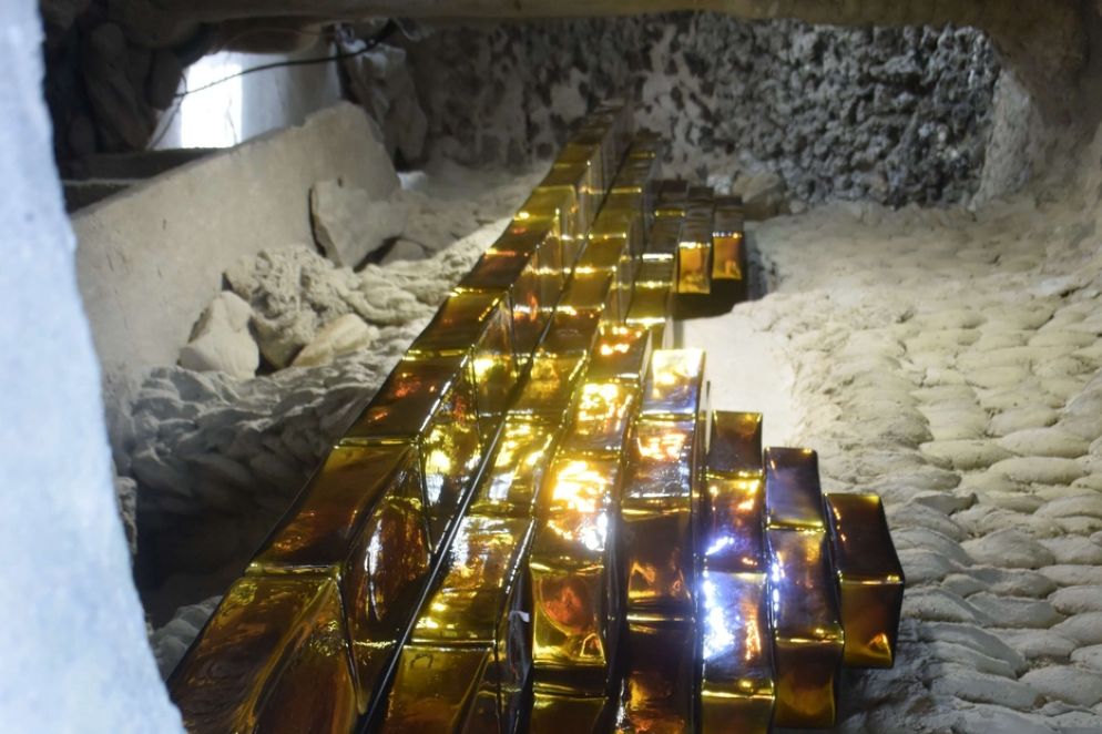 Il sogno di una vita… - Per celebrare i 110 anni del capolavoro, i responsabili del Palazzo ideale, sito gestito oggi come un museo, hanno puntato non a caso su Jean-Michel Othoniel. Lo scultore-decoratore, noto ad esempio per aver realizzato a Parigi un centralissimo ingresso policromo della metropolitana, è un nativo della regione del Palazzo ideale. Da ragazzo, veniva spesso a visitare il monumento, rimasto sempre da allora una fonte d’ispirazione per l’artista. Nonostante le tante mostre prestigiose realizzate in tutto il mondo, Othoniel non ha mai smesso di riflettere sulle motivazioni profonde che hanno spinto il postino Cheval a spendere buona parte della propria vita in un’impresa che a non pochi potrebbe apparire quasi insensata, ma di cui, dopo oltre un secolo, si continua ad ammirare il genio recondito. Cheval lavorò al suo capolavoro unico per 33 anni dopo essere inciampato un giorno su una pietra d’eccezionale suggestione. Ma Othoniel, 58enne, ha in qualche modo ‘lavorato’ con l’immaginazione per un tempo ancor più lungo fino al cantiere sfociato nell’attuale mostra. Quest’ultimo può apparire come una sorta d’intimo coronamento personale, oltre che strettamente artistico.