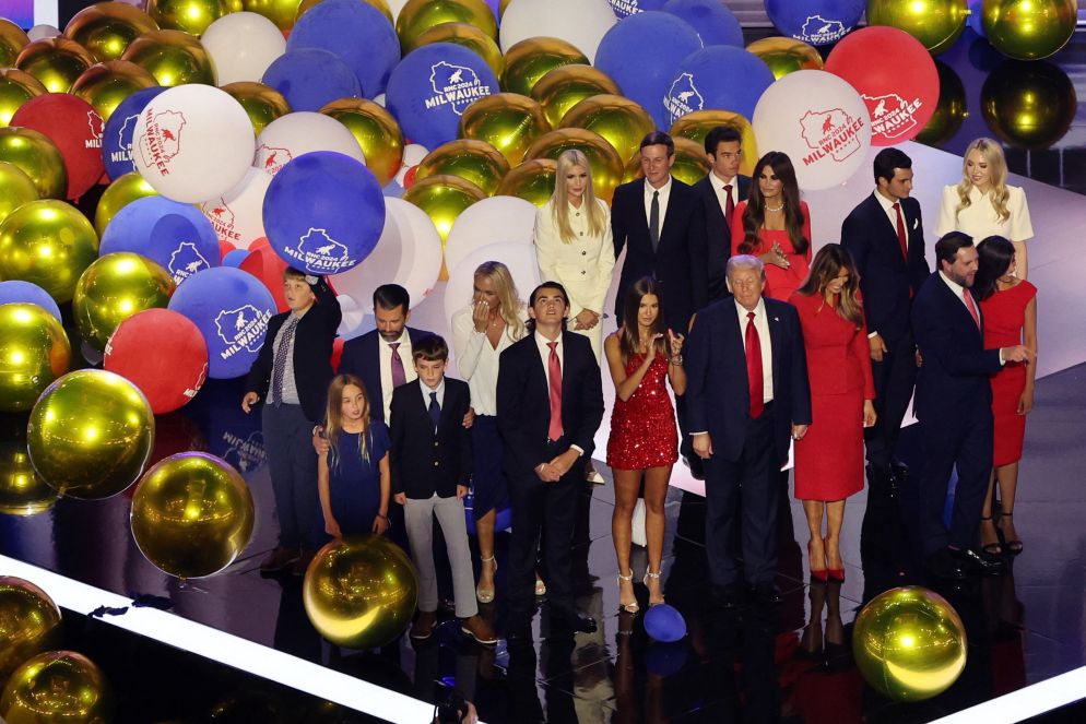 Palloncini e nipotini per l'immagine "famigliare" promossa dal ticket Trump-Vance