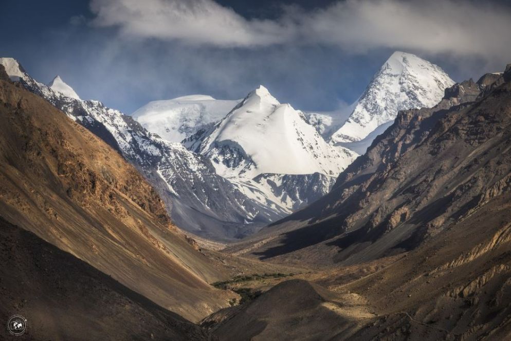 Il massiccio dello Shah Dhar nel corridoio del Wakhan. La foto è scattata in Tagikistan, la montagna è in Afghanistan e il versante opposto è Pakistan