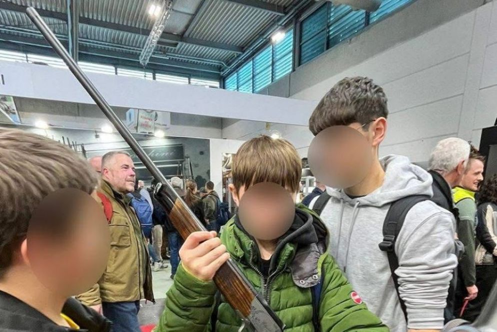 Ragazzini imbracciano le armi