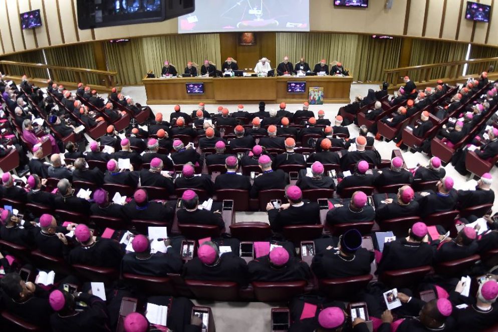 Papa Francesco durante il suo pontificato ha presieduto 5 Sinodi dei vescovi, di cui l’ultimo celebrato in due sessioni (ottobre 2023 e ottobre 2024) sul tema della Sinodalità. In precedenza, aveva scelto la famiglia (2014 e 2015), i giovani (2018) e l’Amazzonia (2019)