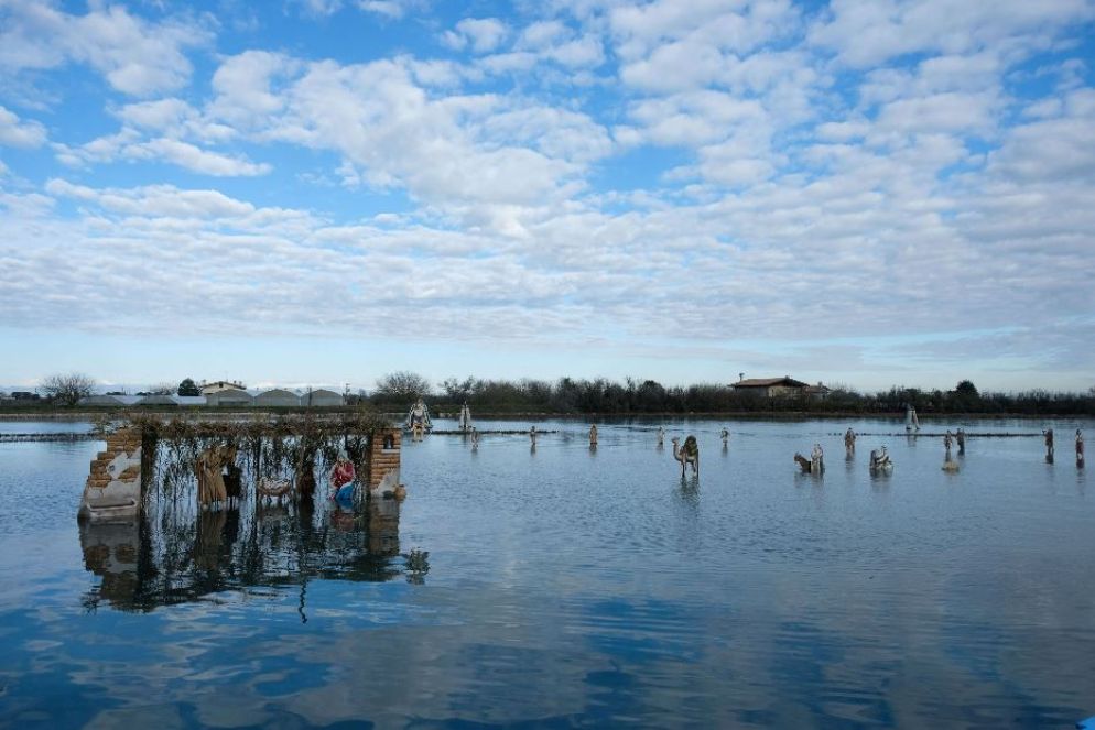 Francesco Orazio, fruttivendolo di professione, è l’artista di questa straordinaria Natività sull'isola di Burano, formata da 60 sagome realizzate in compensato e poi dipinte. Ognuna è dotata di un paletto per essere fissata sul fondo della laguna. È bello vedere come i personaggi siano immersi nell’acqua al salire della marea, oppure rimangano al di sopra del livello del mare quando la marea scende.