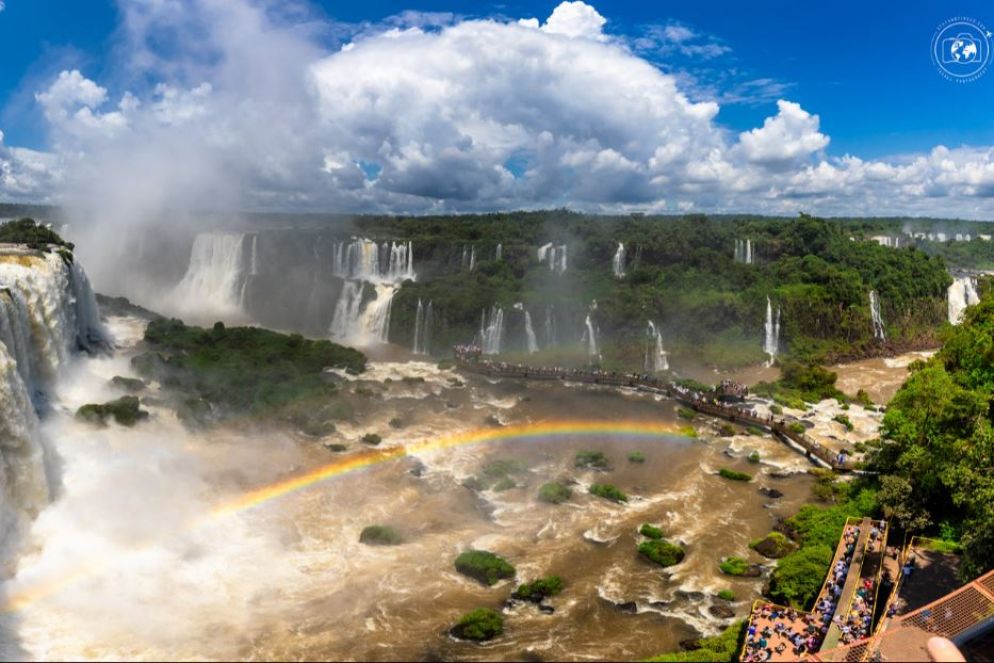 Le cascate del fiume Iguazù in una panoramica dal lato del Brasile