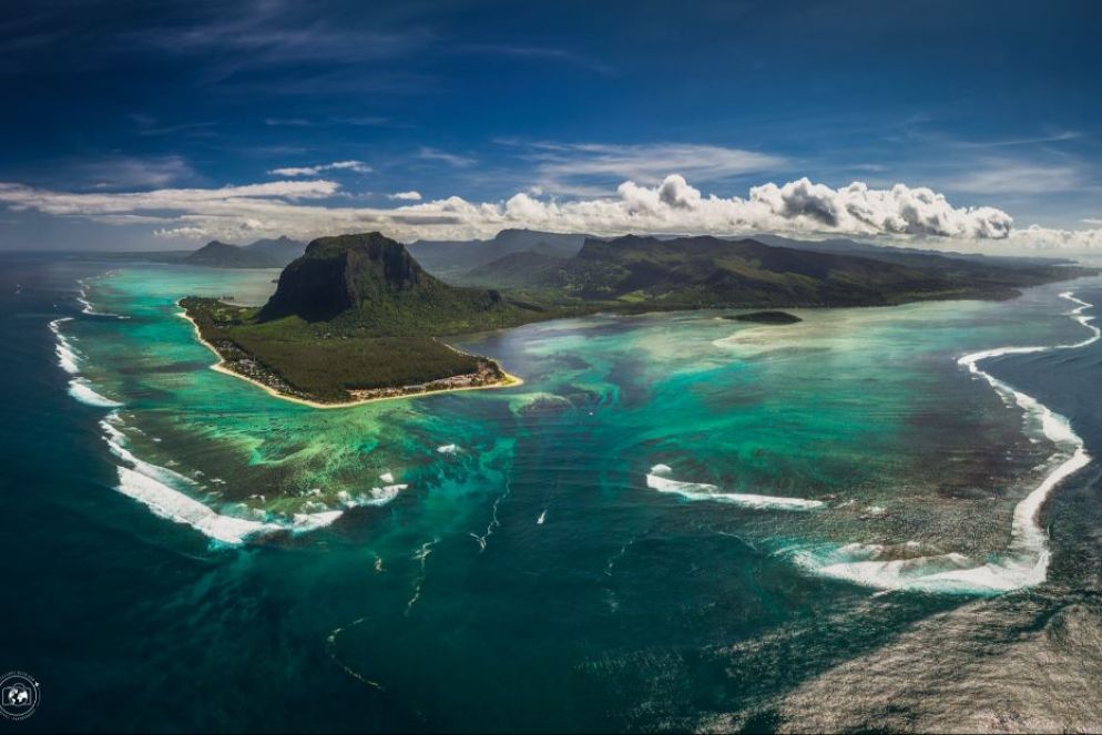 Visione aerea della famosa "cascata sottomarina", l'illusione ottica più celebre di Mauritius