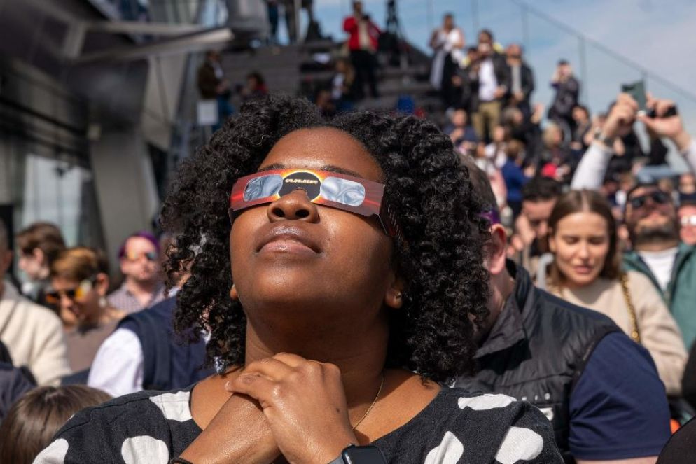 L'America col naso all'insù per l'eclissi solare di ieri