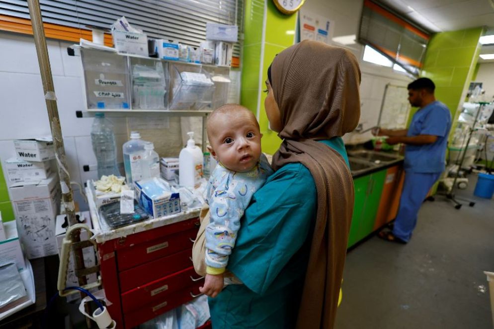 Yehia, che ora ha cinque mesi, viene cresciuto dal personale sanitario. La situazione per i bambini che nascono nella Striscia di Gaza è sempre più allarmante. Aaliyah, dottoressa del reparto di puericultura dell'Al Hilal Emirates Hospital di Rafah, ha raccontato che non ci sono abbastanza incubatrici per tutti i neonati: «Siamo arrivati al punto di dover scegliere il bambino a cui dare la priorità rispetto a un altro, in modo che possa vivere»