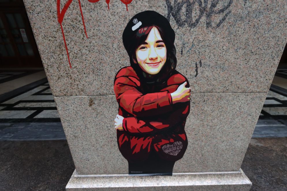 L'11 novembre, un sabato, scompaiono Giulia Cecchettin e il suo ex fidanzato Filippo Turetta. Dopo sette giorni di ricerche a tappeto, giorni segnati dall'angoscia dei familiari, le forze dell'ordine ritrovano il cadavere della giovane, vicino al lago di Barcis (Pordenone). Turetta è stato invece arrestato in seguito in Germania, vicino a Lipsia, e rimpatriato. E' accusato di omicidio volontario aggravato e sequestro di persona. Giulia avrebbe dovuto laurearsi il 16 novembre, "ma lui non voleva, perché temeva si potesse allontanare da lui", ha detto la zia di Giulia, Elisa Camerotto. Giulia è stata uccisa a coltellate. Un'altra violenza orribile contro una donna. Nella foto un murale realizzato a Milano da Fabio Ingrassia per ricordare Giulia.