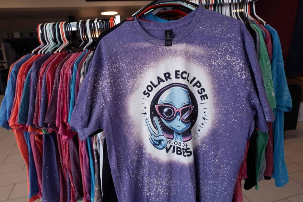Magliette, tazze, peluche: l'America s'è riempita di gadget dell'eclissi nelle ultime settimane